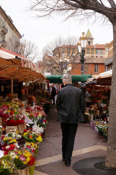 Måns in the fruit and flower market.